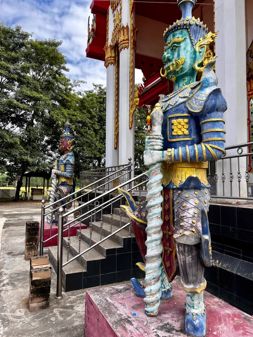 #タイ中部寺巡り
チャイナート県、ワット・ソンサウェートの近くにあるワット・ノーンノーイというお寺に行ってきました。
味のあるヤックが護る本堂にはクメール風のご本尊が。その横にクモが描かれたヤン(護符)があって、これが面白いですね。 