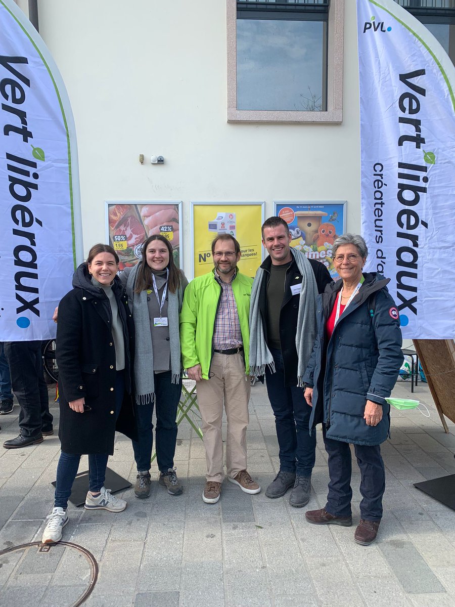 Celine_I_Weber's tweet photo. 2ème halte de ma tournée du jour #ecvd2022 à La Tour-de-Peilz entourée de gens motivés 👍😀:
@pvlVD @vertliberaux @grunliberale https://t.co/0Vt5NTnk42