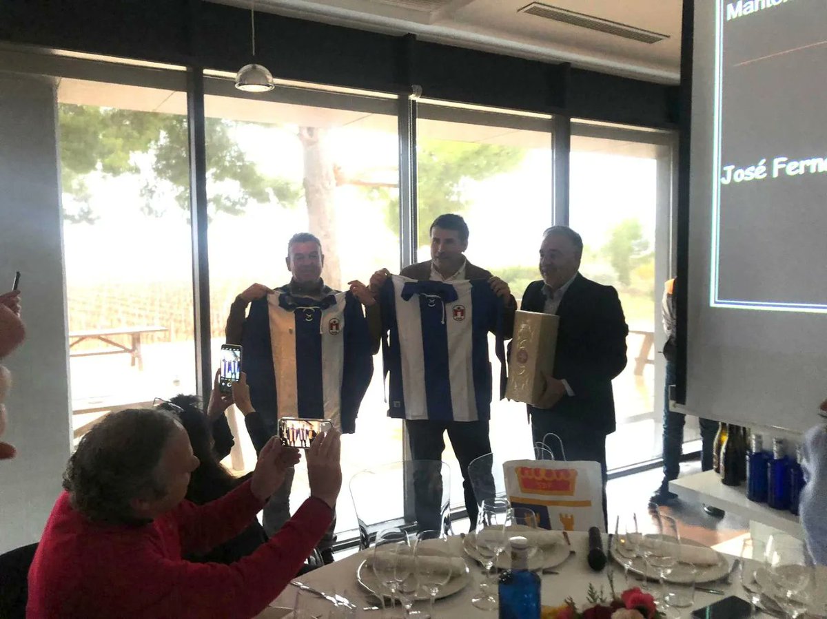 PabloOssorio's tweet image. ¡Nuevamente celebración del #botillo en @HispanoSuizas! 
   Con José Fernández Nieto, presidente @SDP_1922, invitado de honor.
   Gracias a todos los que nos acompañásteis, como Quico Catalán, pdte @LevanteUD.
   Y a Fernando Castañeiras y José Cereijo por venir desde #ElBierzo