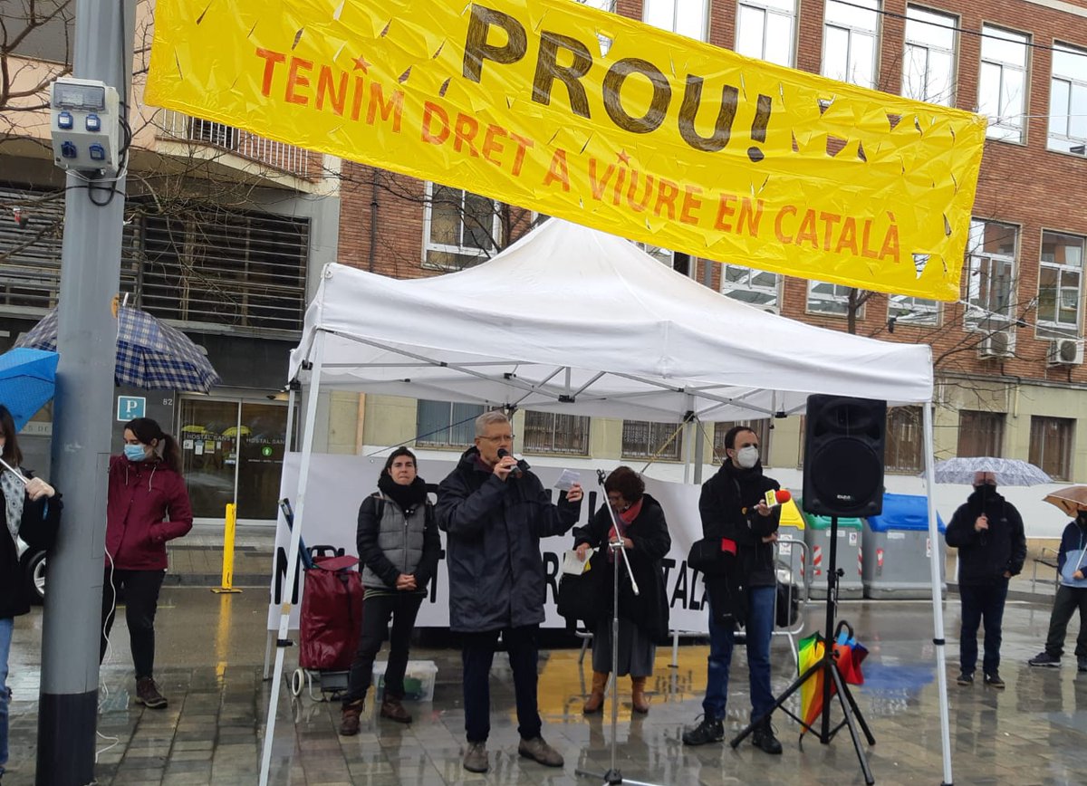 CAL_cat's tweet photo. "PROU! TENIM DRET A VIURE EN CATALÀ" El president de la CAL @JaumeMarfany ha participat en la manifestació en defensa de la llengua i de l'escola en català. Gràcies a tota la gent de les Corts i de Sants! LLENGUA, CULTURA I LLIBERTAT! https://t.co/MRoeRgylG7