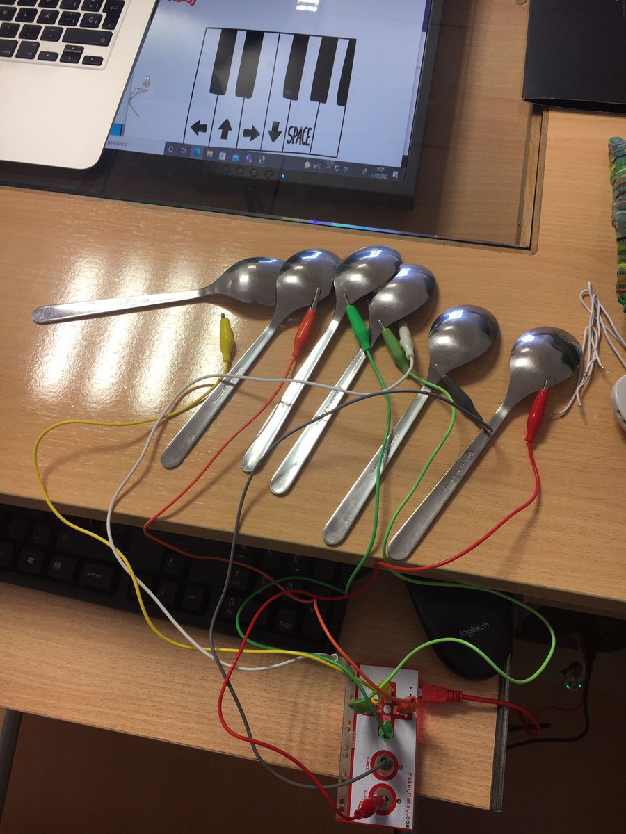KaelricVordaine's tweet photo. Y otra sesión interesantísima de sábado en el Máster INNOVATE. La asignatura Tecnologías Educativas Emergentes con: Robots, gafas de RA y mucho más... 
con @puigandres76  
@GomGarSol @IPC_profesor @SaraCifuent @fdz_rocio https://t.co/LG3iJV4HIT