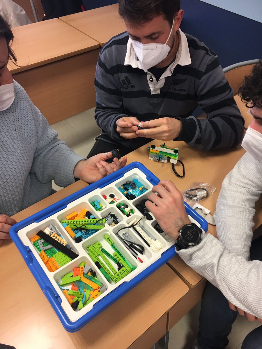 KaelricVordaine's tweet photo. Y otra sesión interesantísima de sábado en el Máster INNOVATE. La asignatura Tecnologías Educativas Emergentes con: Robots, gafas de RA y mucho más... 
con @puigandres76  
@GomGarSol @IPC_profesor @SaraCifuent @fdz_rocio https://t.co/LG3iJV4HIT