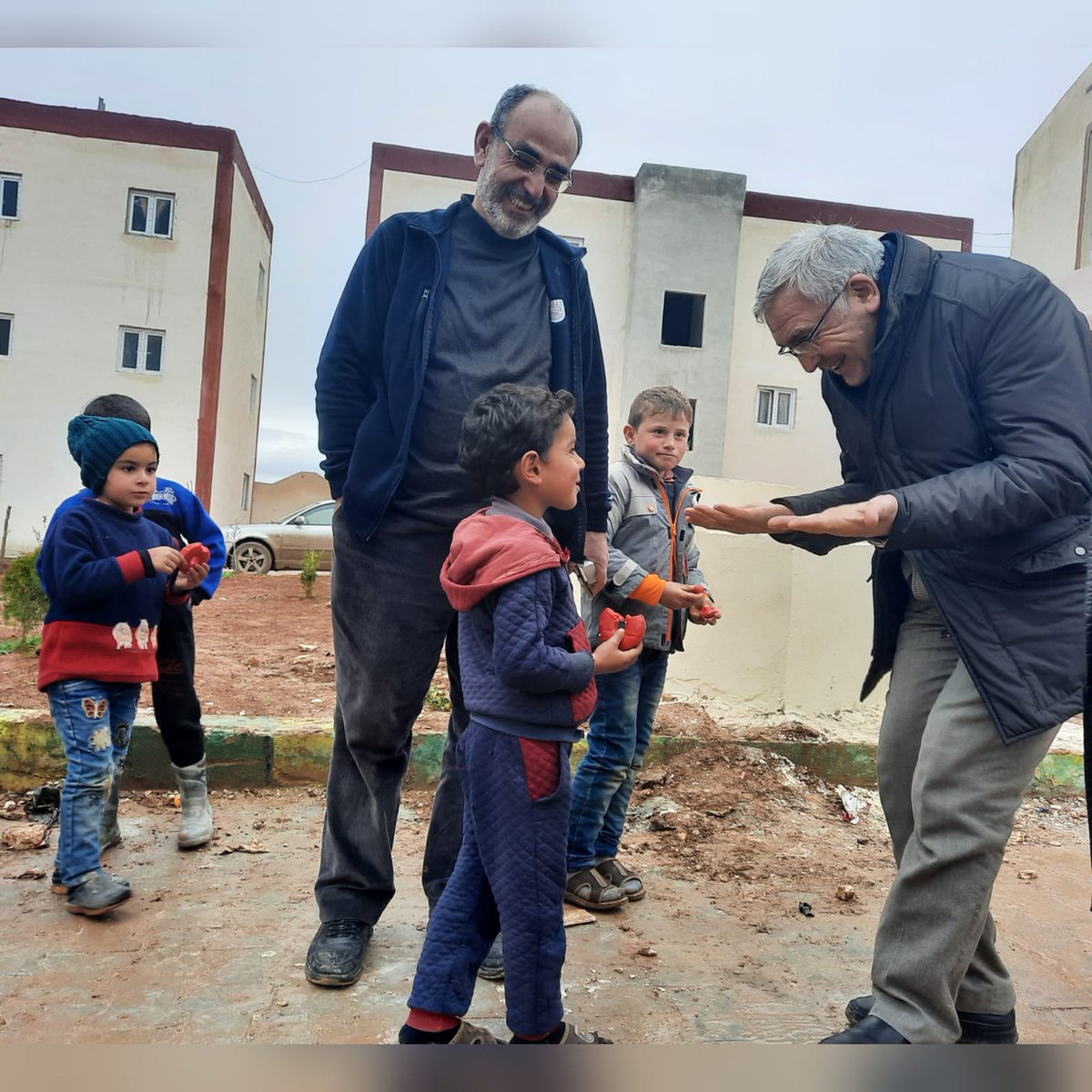 BeklenenUIYD's tweet photo. Ertuğrulgazi Eğitim ve Kültür Merkezimizi ziyaretimizden sonra yine Azez'de 240 hanelik Sevgi Yetimler Köyümüz de gıda kolisi nakdi yardım infak eden Gönlü güzel Hayır sahiplerimiz Yetimlerimizi sevindirip yüreklerine dokundular🌿 https://t.co/rcrgNnxbPL