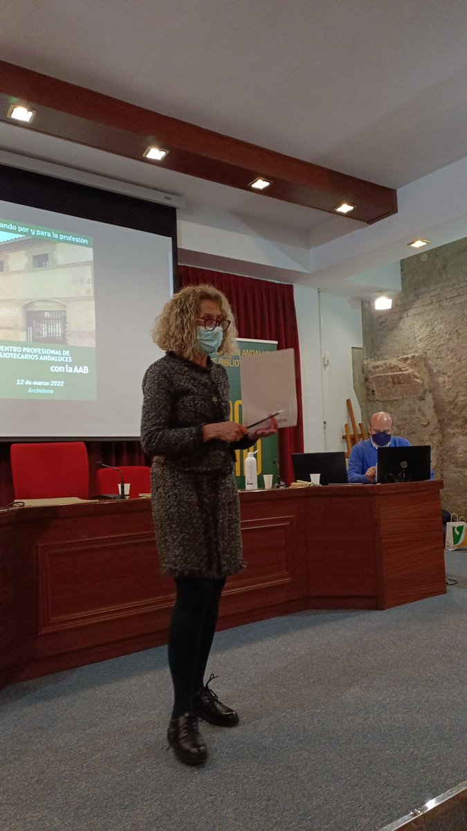 mariasicre's tweet photo. #9EncAAB Sole explica todas las acciones formativas de la @asociacionbibli https://t.co/5JSP2cxRhG