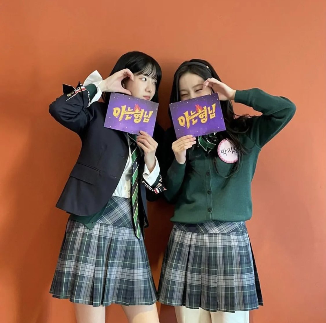 PARKJIHUPH's tweet photo. [220312] Ha Seungri Instagram Post Update with PARK JIHU

Hyosan High Students came to transfer to Knowing Bros High! Watch us now @ 8:40PM on JTBC 

#KnowingBros #AOUADonKnowingBros 
#KnowingBrosWithHU https://t.co/N6o1sd2aYm