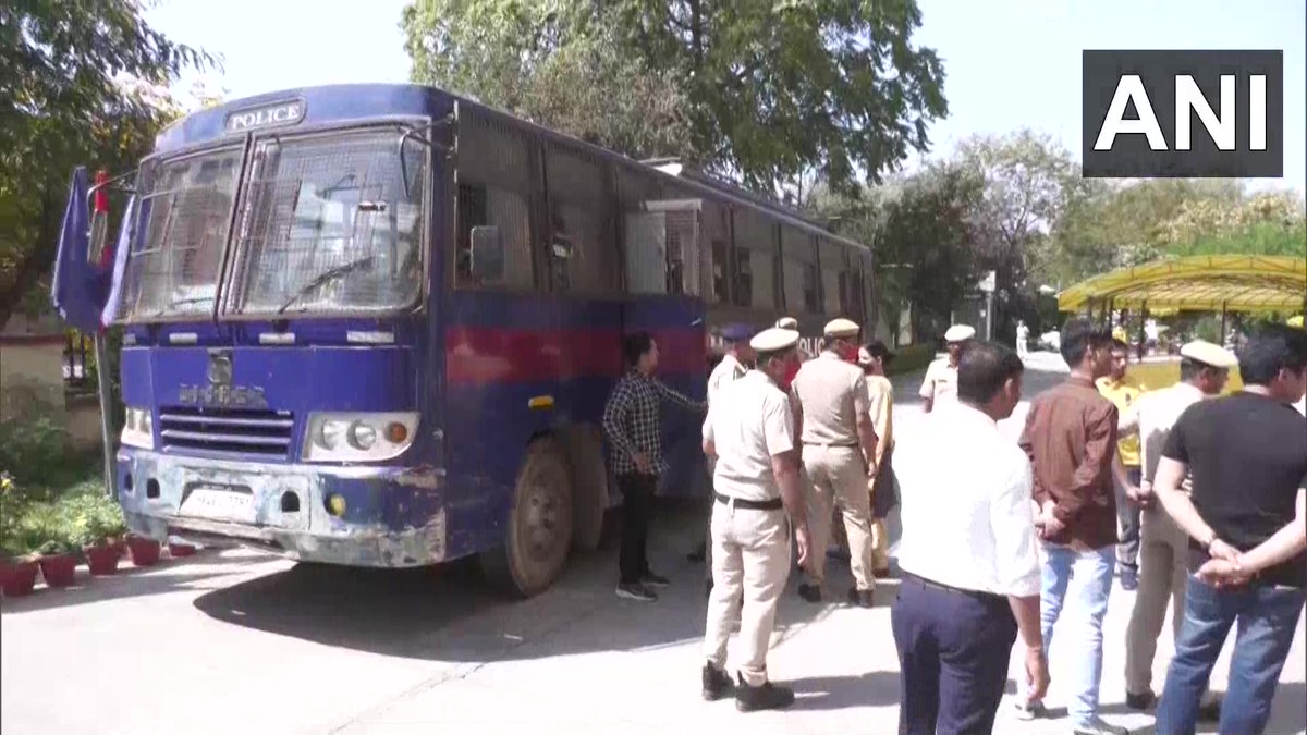 ANI's tweet photo. Haryana: Gurugram police busted a fake call centre &amp; arrested 38 people incl 9 women from Udyog Vihar phase 3 

They used to recover loans for various Chinese apps &amp;  used to hack people's phones through a link &amp; then blackmail them with their personal pics &amp; info: ACP Preet Pal https://t.co/yEMJnyUDx1