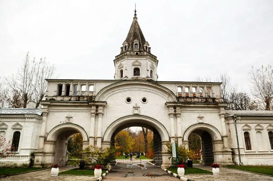 MyStranaRossia's tweet photo. Друзья! Уверены, вы соскучились по нашей с Российским историческом обществом туристической рубрике! Сегодня мы поведаем историю архитектурно-паркового ансамбля Измай��ово.
Первые упоминания об этом селе относятся к XVI в., в то время владения принадлежали государеву двору. https://t.co/Unf0iF1qWW