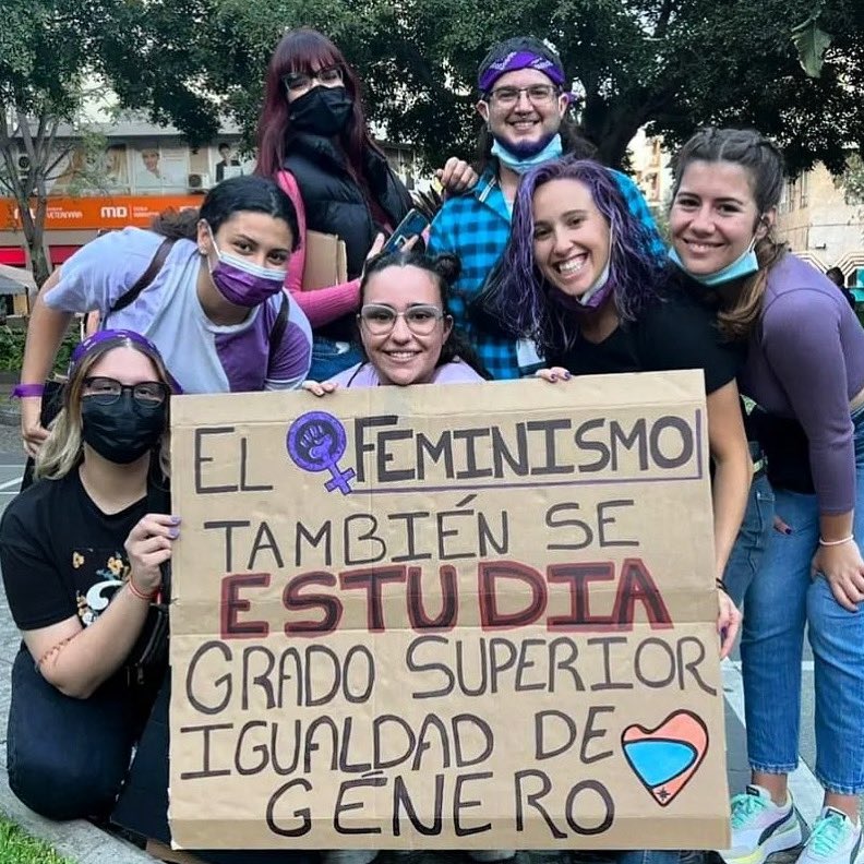 Alumnado del ciclo formativo de Promoción de #Igualdad de #Género en la manifestación del #8demarzo... "el #feminismo también se estudia" 💜✊🏽