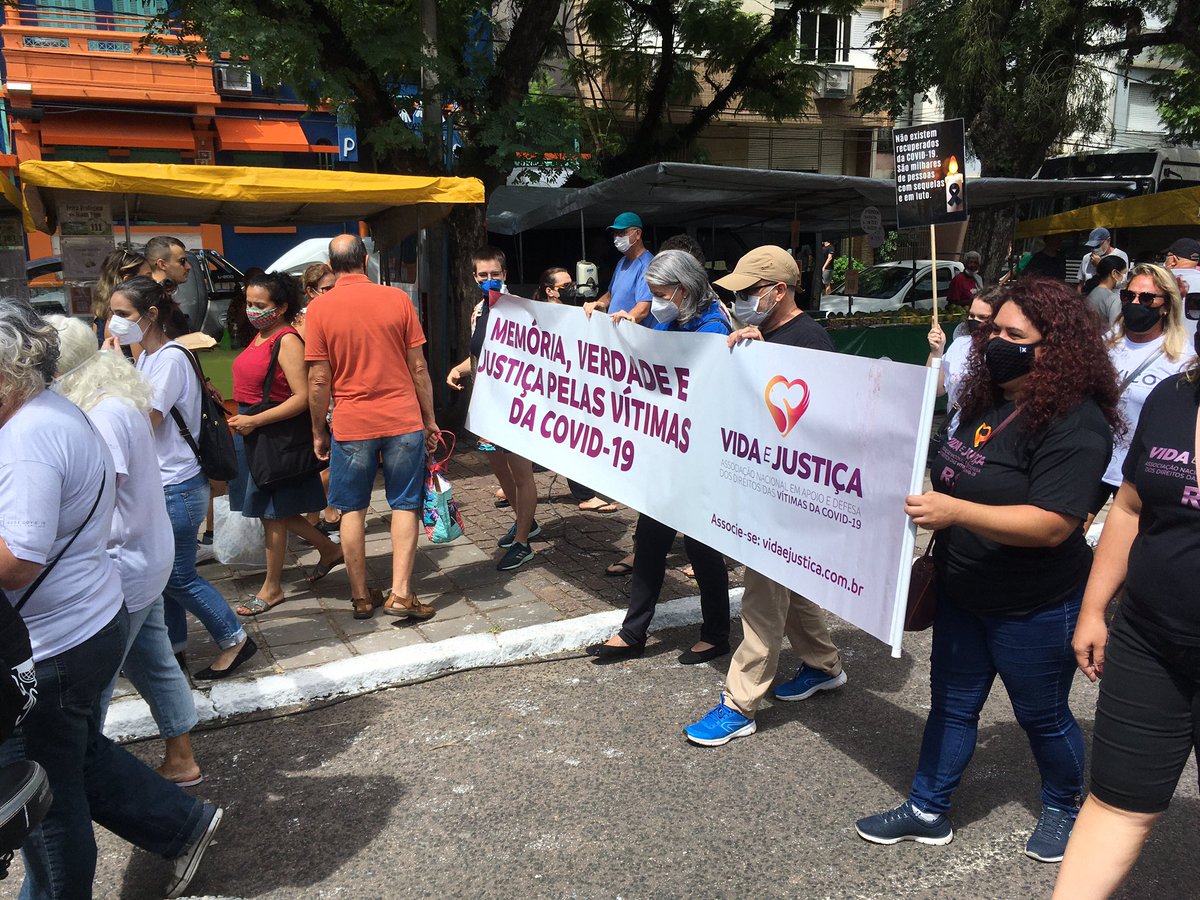 covidgi's tweet photo. Happening now in the traditional #organic fair from #BomFim in #PortoAlegre: a march commemorates the victims from #covid19. https://t.co/tmBkIHUecV
