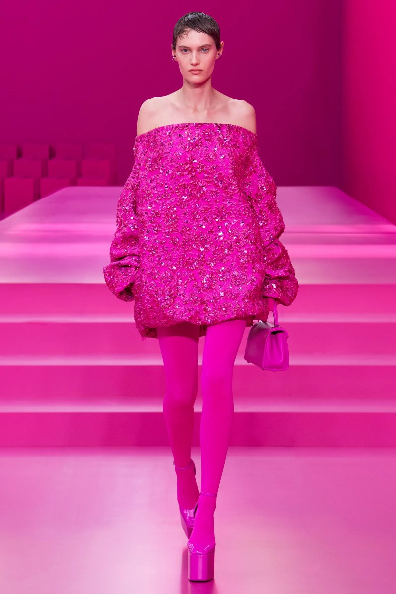 ffanzine's tweet photo. The new Valentino collection is a tribute to our inner version of Barbie. At first glance, it made us relive the fantasy of our childhood where pink was a symbol of our sassiness.

https://t.co/mamAksRHoN https://t.co/6cL8i6lkDS