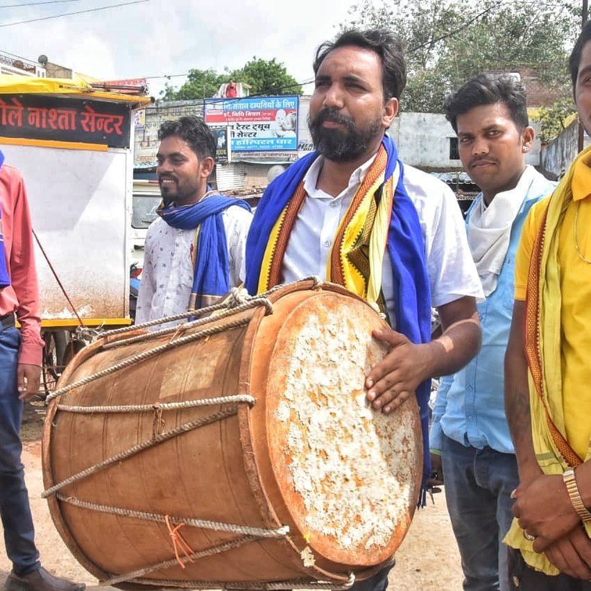 SunilAstay's tweet photo. दलित-आदिवासी एकता जिन्दाबाद।
जंजीर नहीं कटती तो अपना पैर काट लो, लंगड़ा कर चलो मगर आज़ादी से चलो।

 जय भीम जय जोहार
#NewProfilePic https://t.co/qCRKsGgtfD