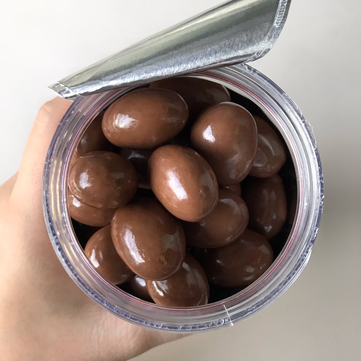 Chocolat Beryl's แอลมอนด์เคลือบช็อคโกแลตอันนี้อร่อยมาก อร่อยโคตรๆ กูเปิดตู้เย็นกินบ่อยมากอะ ช็อคโกแลตละมุนเข้ากับแอลมอนด์ที่สุด ของเขาดีจริง 5 วันกูกินหมดแล้วอะ นั่งยันนอนยันเลยว่าอันนี้อร่อยมากล้าน%