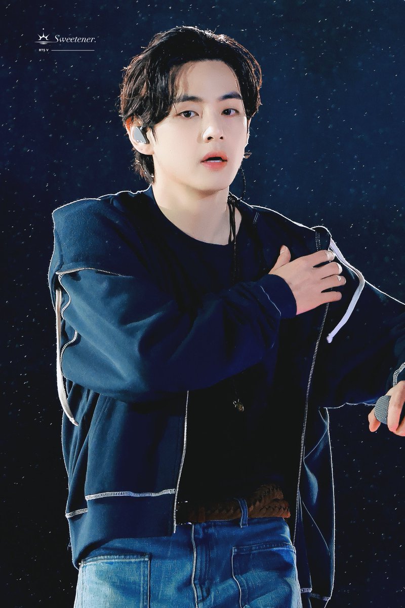 _SweetenerV's tweet photo. 220312 💙💙

#KIMTAEHYUNG #태형 #뷔  
#방탄소년단뷔 #BTSV #テテ 
@BTS_twt https://t.co/rIan2KR61N