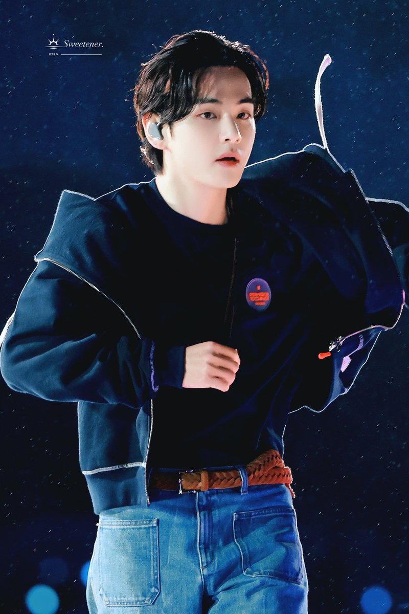 _SweetenerV's tweet photo. 220312 💙💙

#KIMTAEHYUNG #태형 #뷔  
#방탄소년단뷔 #BTSV #テテ 
@BTS_twt https://t.co/rIan2KR61N
