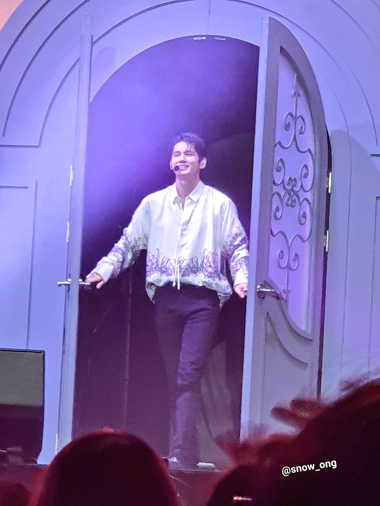 snow_ong's tweet photo. 2년만에 원없이 미남옹 봐서 너무 좋았고... 2시간 내내 노래하고 춤추고 멘트하고 귀염떨고 온세상이 성우였어서 더없이 행복했다... 아레나 시야 황홀했고.. 코디분도 영혼을 갈아 넣으신듯 ㅠㅠ
욘사마를 외치며 부채를 펄럭거리던 선���(?)분들의 마음을 절실히 공감했다..
#옹성우 #옹성우팬미팅 https://t.co/n9x6Imj2Ut