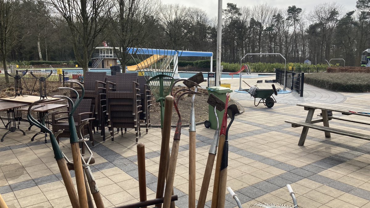 bosbadvledder's tweet photo. NLdoet dit weekend. Tijd om aan de slag te gaan. De kop is er af. Het bad wordt schoongemaakt, de tuin gedaan en de speelweide opgeknapt. Op 30 april moet het klaar zijn. Dan gaat het Bosbad weer open. https://t.co/MeOcCowOMl