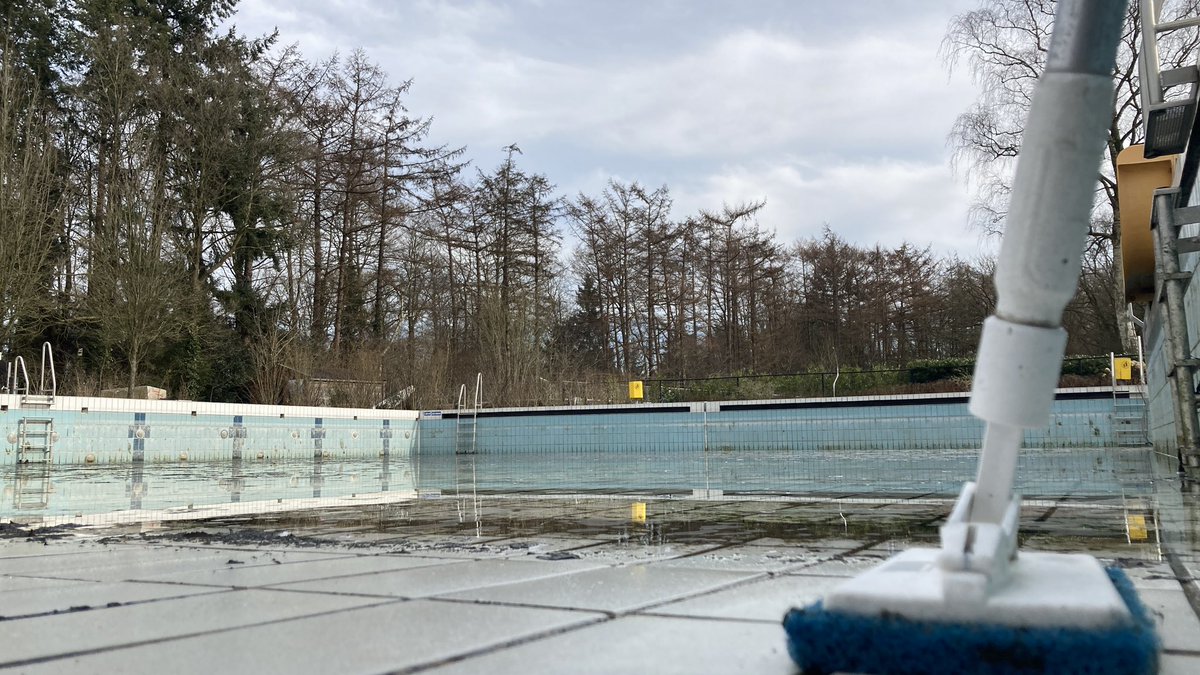 bosbadvledder's tweet photo. NLdoet dit weekend. Tijd om aan de slag te gaan. De kop is er af. Het bad wordt schoongemaakt, de tuin gedaan en de speelweide opgeknapt. Op 30 april moet het klaar zijn. Dan gaat het Bosbad weer open. https://t.co/MeOcCowOMl