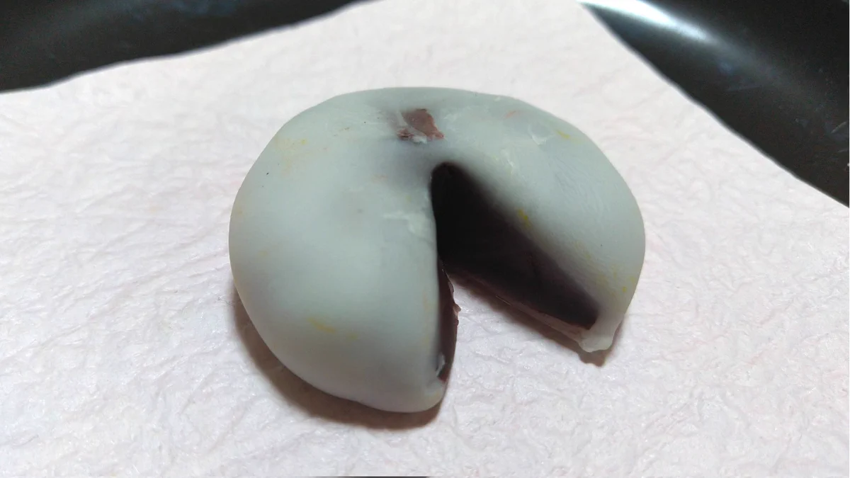 美術の授業で作った粘土の大福。どう見ても本物にしか見えない説。