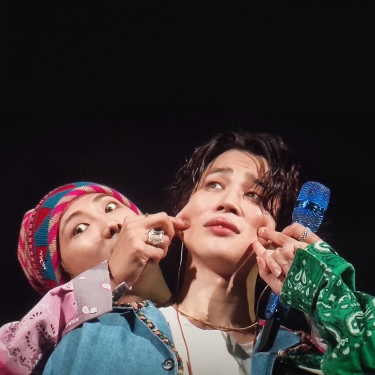 BIGHIT_INFO's tweet photo. Day 2 cute moment https://t.co/qReCI2rhyM