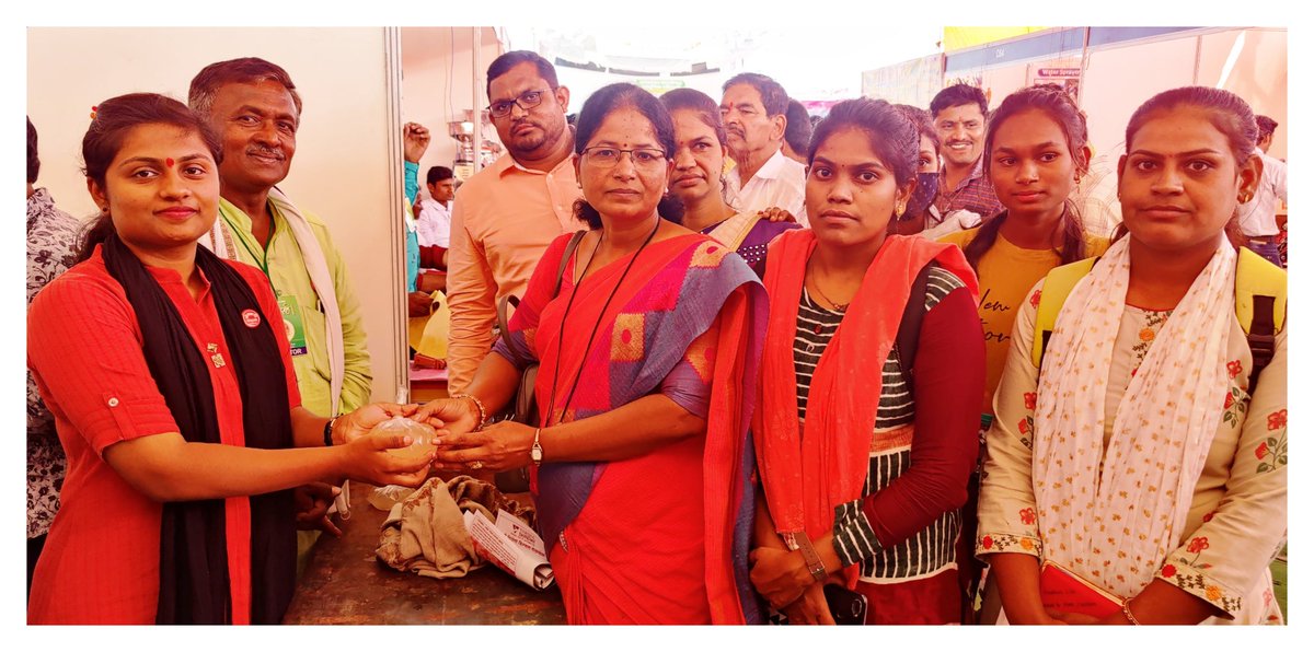 बीड जिल्ह्यातील गेवराई येथे श्री. महेश बेदरे यांच्या संकल्पनेतून भव्य कृषी प्रदर्शन सुरू आहे. येथे डॉ. किसन चंद्रा ( निदेशक, रा. जौविक खेती केंद्र, गाझियाबाद, दिल्ली, भारत सरकार ) यांनी संशोधन केलेले तरल वेस्ट डी- कंपोजर हे शेतकऱ्यांना स्वा.शे. संघटनेच्या वतीने मोफत वाटप करत आहे.