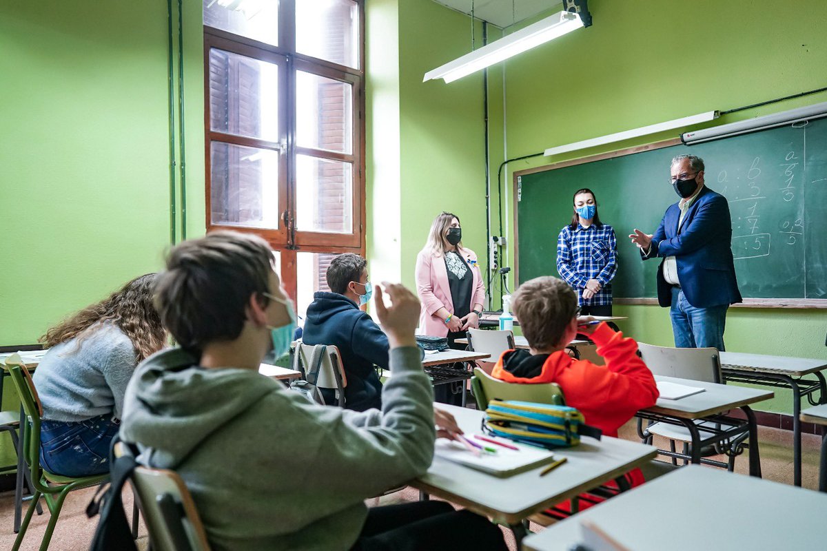 ComunidadMadrid's tweet photo. 🤝🇺🇦 68 menores refugiados ucranianos ya han sido escolarizados en 27 centros educativos de la Comunidad de Madrid.

📚 Se han dispuesto cerca de 77.000 plazas públicas en todas las etapas, desde Infantil hasta Bachillerato.

#MadridConUcrania

+Info: https://t.co/jBeCfvD1ji https://t.co/wGZ2aqFGwj