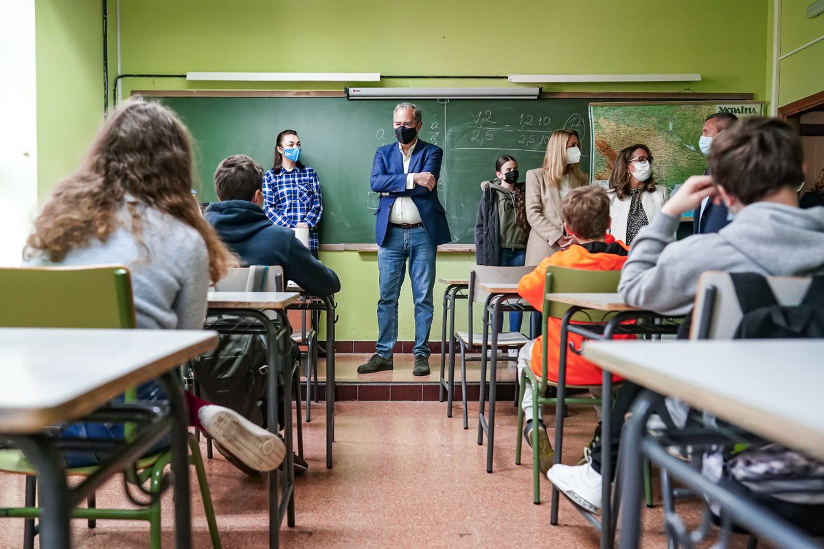 ComunidadMadrid's tweet photo. 🤝🇺🇦 68 menores refugiados ucranianos ya han sido escolarizados en 27 centros educativos de la Comunidad de Madrid.

📚 Se han dispuesto cerca de 77.000 plazas públicas en todas las etapas, desde Infantil hasta Bachillerato.

#MadridConUcrania

+Info: https://t.co/jBeCfvD1ji https://t.co/wGZ2aqFGwj
