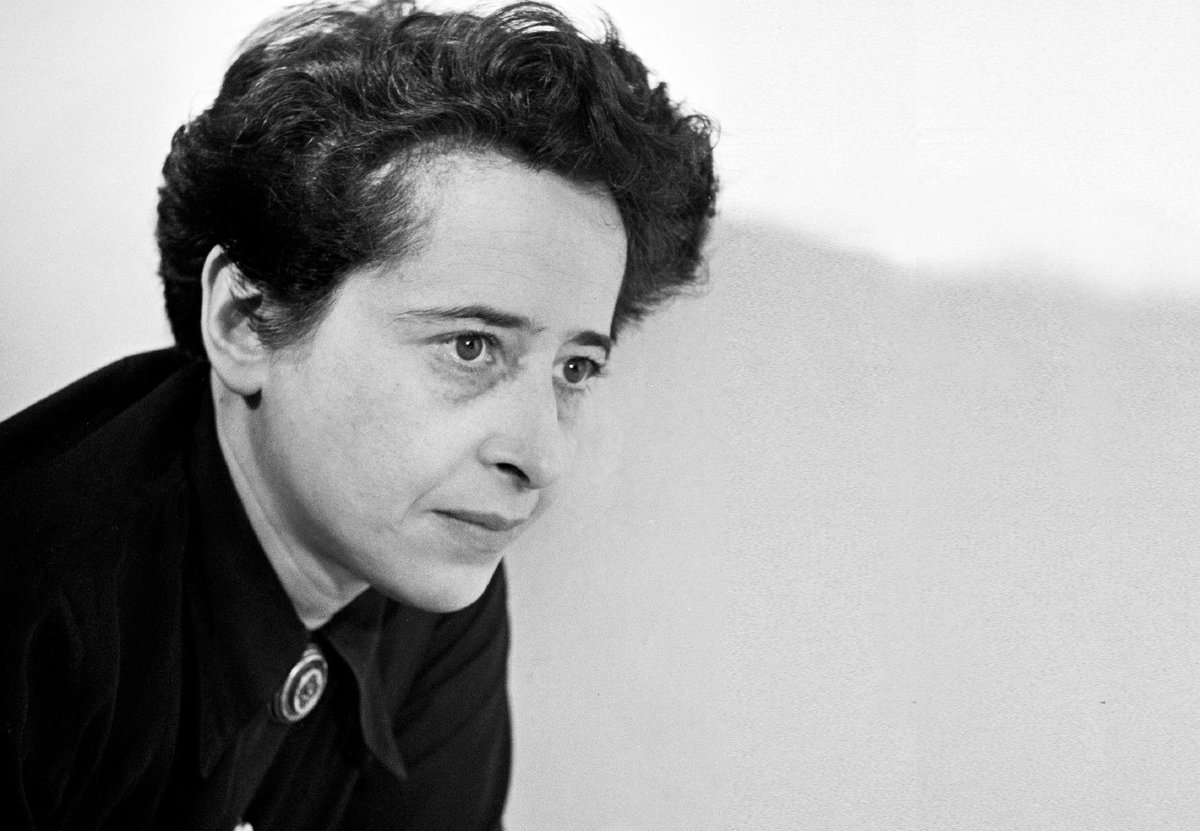 politik_teori's tweet photo. "Totaliter rejimlerde memurlar liderlerinin sadece emirlerini değil, niyetlerini de uygularlar."

Hannah Arendt, Totalitarizmin Kaynakları 1 https://t.co/sS44tvNpOI