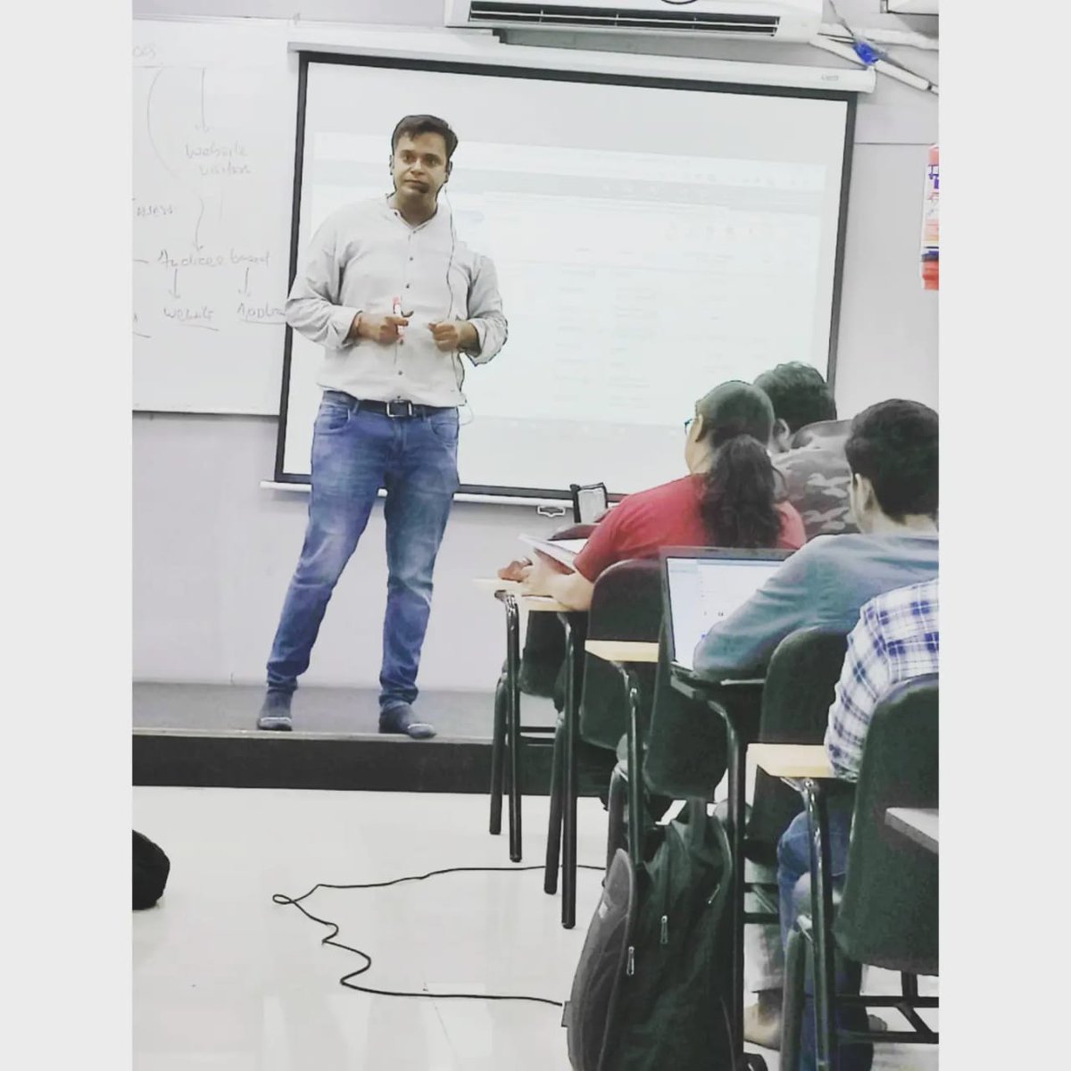 saurabrandveda's tweet photo. Education is something we have to keep pursuing day after day
.
.
.
#brandveda #digitalmarketing #teahing #learning #institute https://t.co/ZBy8cKinmr