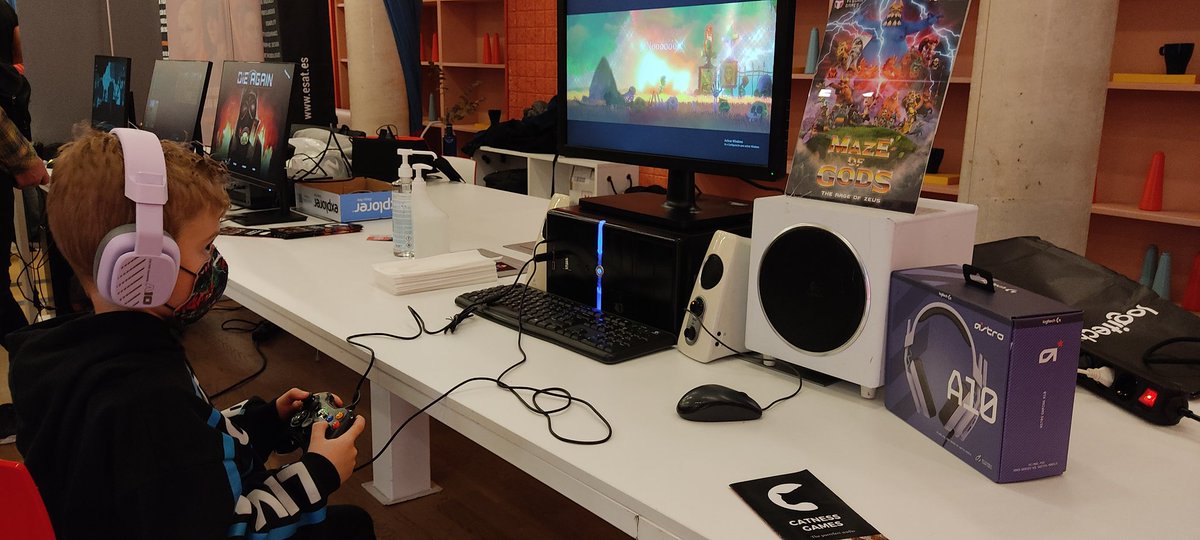MazeOfGods's tweet photo. Indie summit Valencia, un disfrute para todos los jugadores de todas las edades 😊
Muchos juegos y por supuesto @MazeOfGods 
.
Siempre de la mano de @TesuraGames https://t.co/71hr6fYrKZ