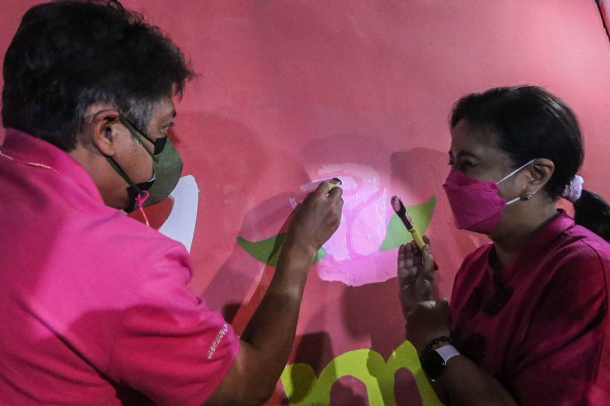 kikopangilinan's tweet photo. Dumaan kami ni @lenirobredo sa mural na binura noon ng COMELEC.
Nakilala namin dito ang mga mural artists na sina Sybil Daguro, Bimaicaren Padrones, at Beverly Respicio. Siyempre nagpinta rin kami ng rosas sa kanilang sining.
#IsabelaIsPink
๐ท: Team Kiko/ Dante Diosina https://t.co/7l60efLYn5