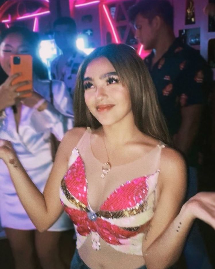reyaaafff's tweet photo. Happy 19th birthday, my love 💙 imy and i love u so much @iamandrea_b 🌻
#BlytheTurns19 https://t.co/1Hx3UjeKzd