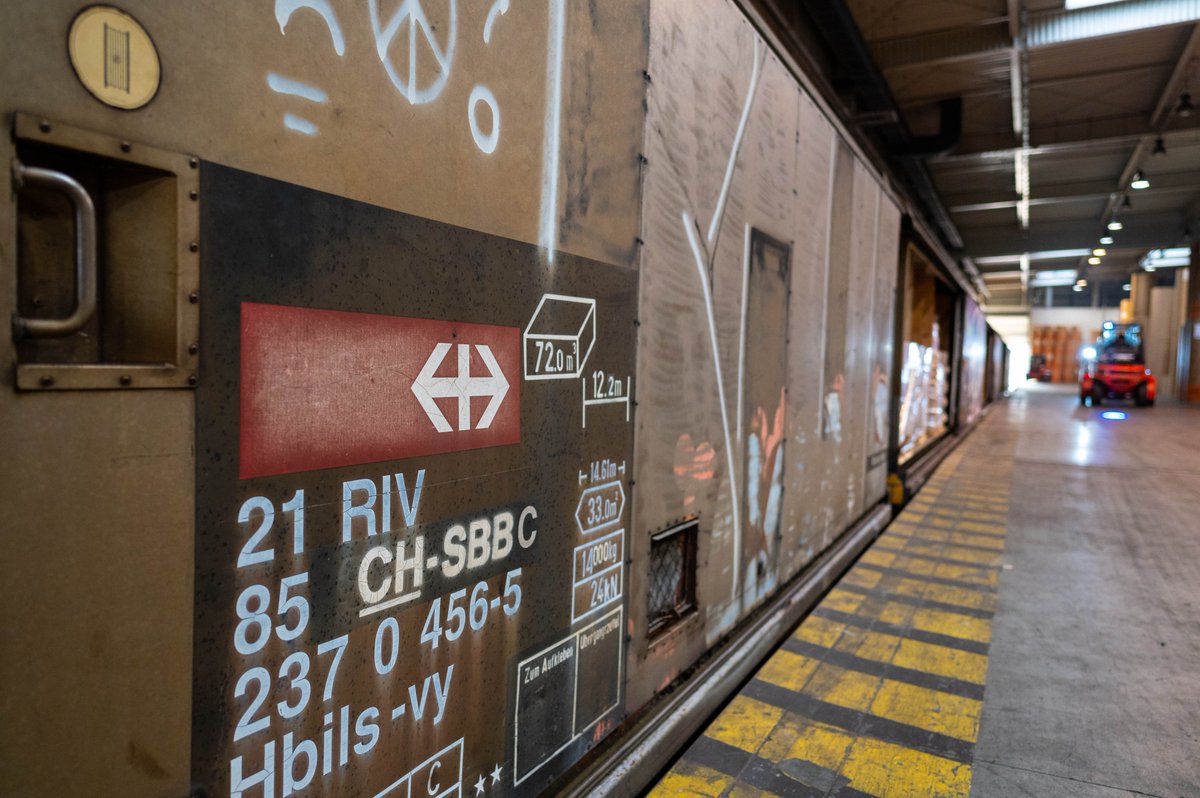 SwissHumAidUnit's tweet photo. 🔉Nächster Halt #Kyiv ! 

🚉Die von der SBB @RailService  transportierte 4. 🇨🇭 Hilfslieferung für die Ukraine ist momentan in Polen 🇵🇱.

📦Die Hilfsgüter von @migros  &amp; @coop_ch  wurden in Katowice entladen &amp; werden heute in die #Ukraine️ 🇺🇦 geliefert. https://t.co/mn5OjHvRR3