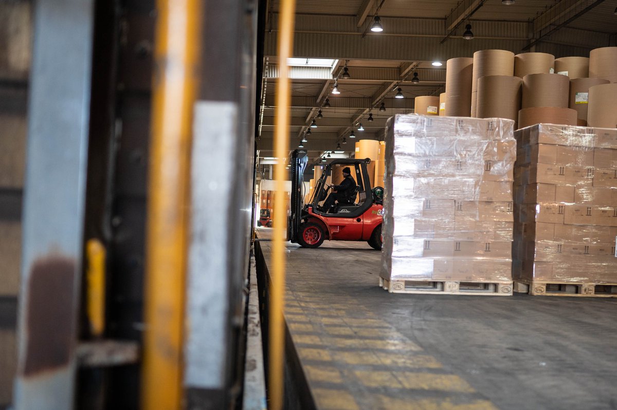 SwissHumAidUnit's tweet photo. 🔉Nächster Halt #Kyiv ! 

🚉Die von der SBB @RailService  transportierte 4. 🇨🇭 Hilfslieferung für die Ukraine ist momentan in Polen 🇵🇱.

📦Die Hilfsgüter von @migros  &amp; @coop_ch  wurden in Katowice entladen &amp; werden heute in die #Ukraine️ 🇺🇦 geliefert. https://t.co/mn5OjHvRR3