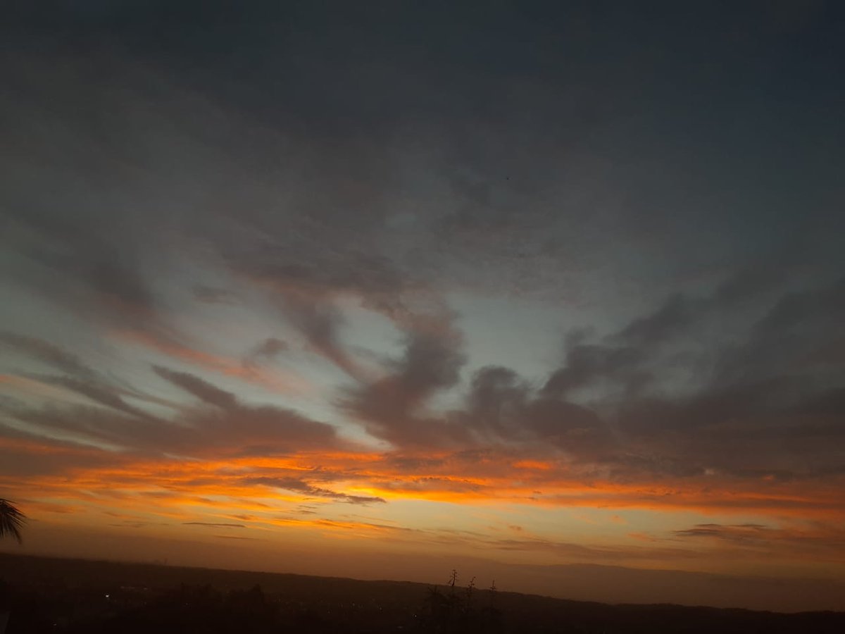 WeatherRD's tweet photo. #goodmorning #sunrise #sunrisephotography Amanecer de hoy.... #Theplotohour #Sky #stom #Thehour esto merece me gusta👀👀😬 https://t.co/qN5lh8YiJz