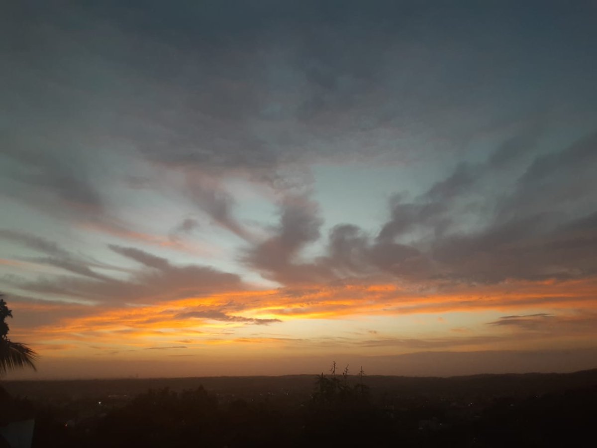 WeatherRD's tweet photo. #goodmorning #sunrise #sunrisephotography Amanecer de hoy.... #Theplotohour #Sky #stom #Thehour esto merece me gusta👀👀😬 https://t.co/qN5lh8YiJz