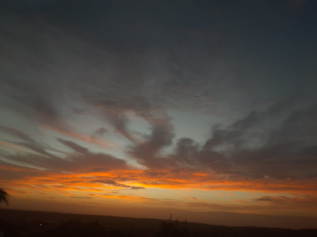 WeatherRD's tweet photo. #goodmorning #sunrise #sunrisephotography Amanecer de hoy.... #Theplotohour #Sky #stom #Thehour esto merece me gusta👀👀😬 https://t.co/qN5lh8YiJz