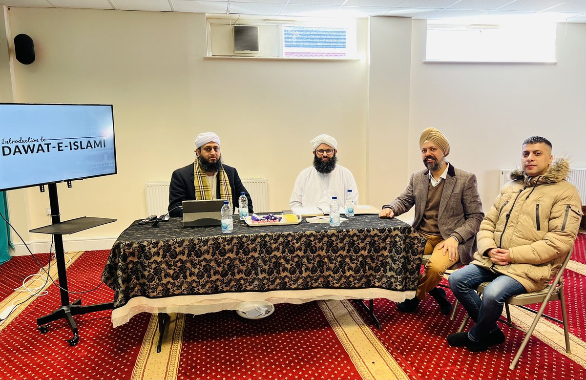 TanDhesi's tweet photo. Learnt about the positive work nationally of Dawat-e-Islami during another visit to their Faizan-e-Madinah Slough centre in Langley.

Discussed issues faced by the community locally, but also thanked them for their amazing charitable work, especially during the pandemic. https://t.co/WbowpgfsC1