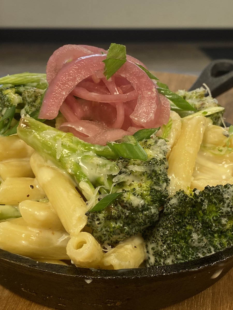 OB_cheese's tweet photo. Mac &amp; Cheese specials for today. 11-4 pm. BBQ pulled pork featuring Fuego Fermentation Fuego Q and charred broccoli with Parmigiano Reggiano. Spicy pickled onion garnish. https://t.co/JvgdtrTEye