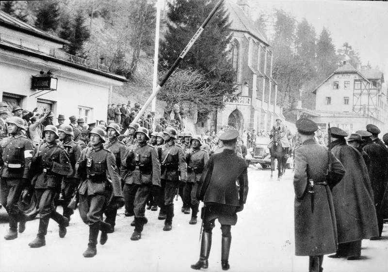 WWIIpix's tweet image. This day in 1938, Anschluss, German forces crossed the Austrian border, the annexation of Austria into Nazi Germany. Arrests of thousands of potential opponents of the Nazis began. #WW2