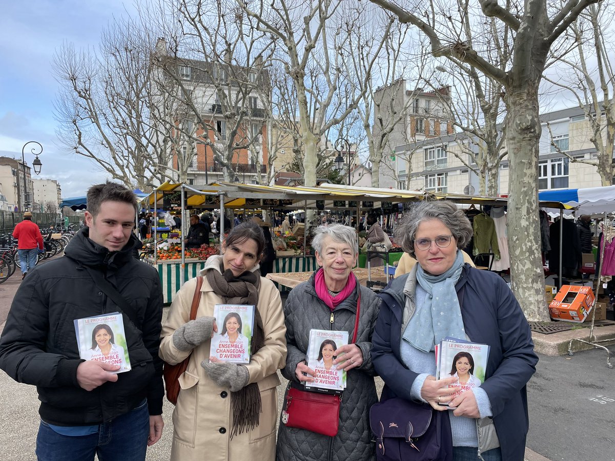 isabelledahan92's tweet photo. Ce matin au marché de #boiscolombes pour distribuer le programme de @Anne_Hidalgo #Presidentielle2022  @2022avecHidalgo https://t.co/INyrPrbUS6