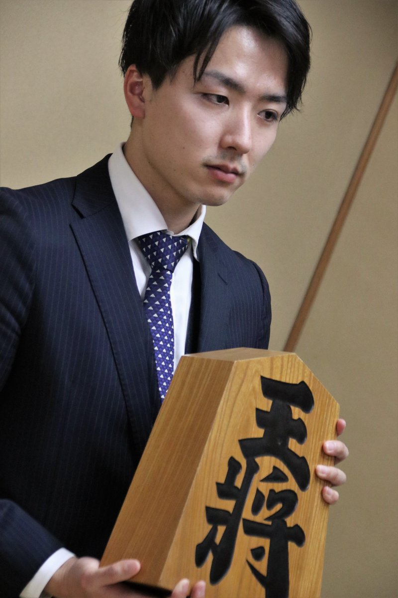 kitano_arata's tweet photo. 新四段の横顔。岡部怜央三段（右）は流行のサウナー。今期リーグは対局前に足を運ぶことを慣例とし、昨日もバッチリととのった。ミスト党。徳田拳士三段のお名前は、お父さんが「北斗の拳」好きのため。昨年の竜王戦第４局で記録係を務めたことを契機に将棋への姿勢を見直した。釣り好き。海釣り党。 https://t.co/bxyanZ5Lst