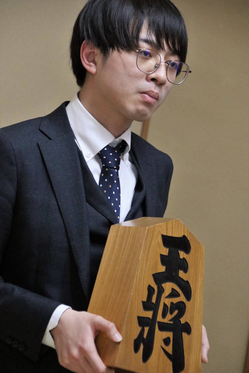 新四段の横顔。岡部怜央三段（右）は流行のサウナー。今期リーグは対局前に足を運ぶことを慣例とし、昨日もバッチリととのった。ミスト党。徳田拳士三段のお名前は、お父さんが「北斗の拳」好きのため。昨年の竜王戦第４局で記録係を務めたことを契機に将棋への姿勢を見直した。釣り好き。海釣り党。