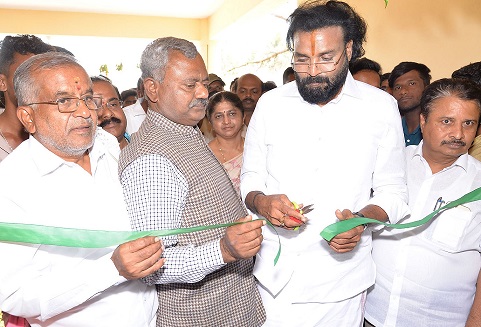 Andolanadigital's tweet photo. ಡೀಸೆಲ್ ರೇಟ್ ಹೆಚ್ಚಾದ್ರೂ ಬಸ್ ಚಾರ್ಚ್ ಜಾಸ್ತಿ ಆಗಲ್ಲ... ಯಾಕಂದ್ರೆ?
#buscharge #dieselprices #ramulu #ಡೀಸೆಲ್ #ದರಏರಿಕೆ #ಬಸ್ದರ #ಶ್ರೀರಾಮುಲು
https://t.co/aaMHKqijqI https://t.co/zdtfwX8YPH