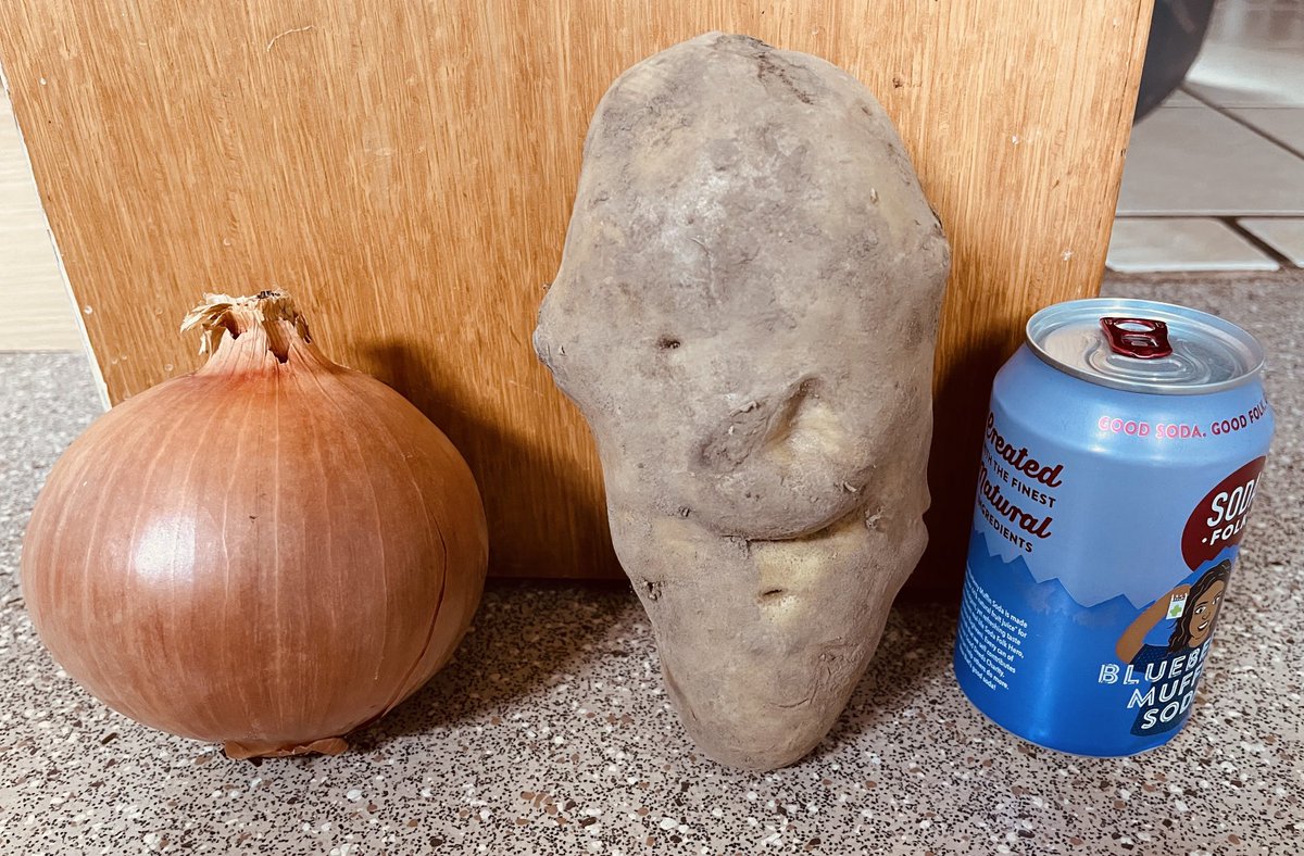 VikBeeWyld's tweet photo. We get our veg by weight in our local grown veg box. This is our weekly onion and potato ration (can there for scale) #MonsterVeg #organic #expediency #localgrown https://t.co/a1EKbf8SNJ