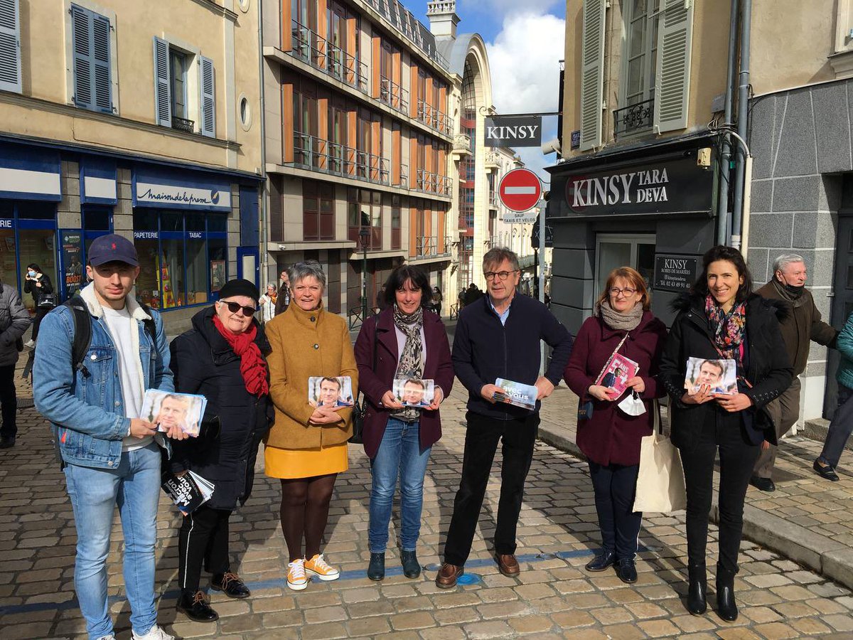 ValerieHayer's tweet image. Ce matin sur le marché de Laval avec les militants de la #MajoritePresidentielle pour échanger avec les Mayennais.

Très bon accueil et soutien au Président et au candidat @EmmanuelMacron. « Le seul à la hauteur ! »

@avecvous #Presidentielle2022