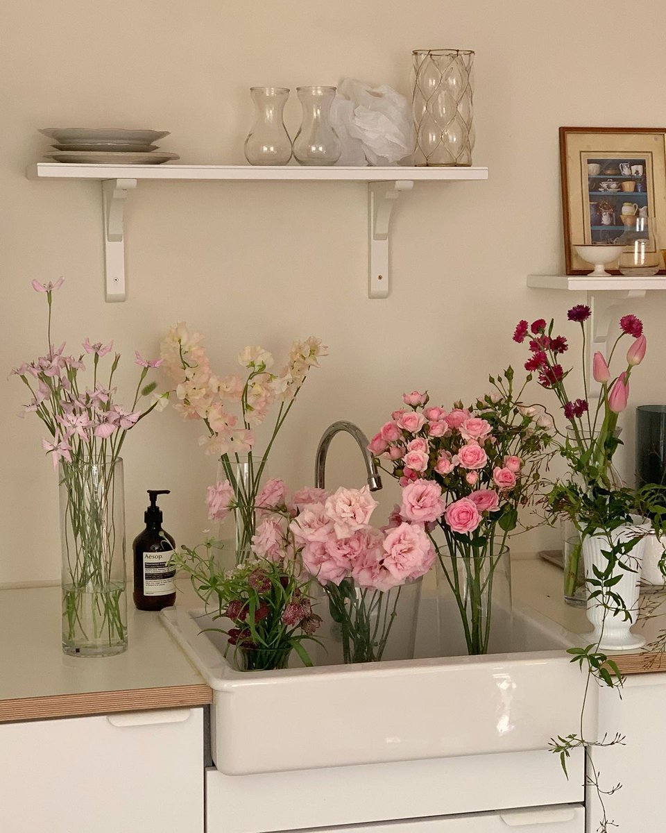 asolegrey's tweet photo. I want to be that girl who always have fresh flowers around her home https://t.co/RlY7eqK7ai