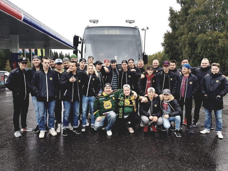 PoikaJaIlves's tweet photo. Milloin #Ilves saapuu Patalahteen? Mekin oltiin jokunen aika takaperin kannustusreissulla Jyväskylässä. #Teboil #Patalahti #TunnustaVäriä #TueIlvestä #IJK1931 #B2monnit #JyväskyläAway https://t.co/nIq9ti0bsU