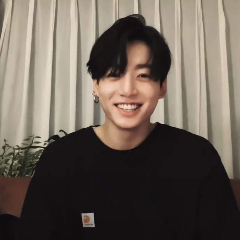 _younhyung's tweet photo. #taekookau #vkook 

чонгук тянется за поцелуем. он честно не помнит, когда младший успел так вымахать, но старается не думать об этом. а когда тот вместо губ подставляет щёку, чон уже готовится возмущаться. 

— как это понимать? — тянет недовольно, обхватив руками шею. https://t.co/j7fT9tRFCa