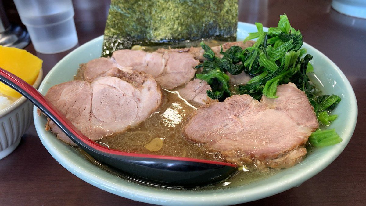 RIZUREI's tweet photo. #ラーメンショップ二ツ橋店@三ツ境
チャーシューメン
動物系の自然な出汁感に鶏油で十分なコクと旨味が確保されたスープ。咀嚼、喉越しを楽しめスープと好相性な中細麺。脂身プルっと赤身はジューシーで肉の旨味を味わえる分厚いチャーシュー6枚。ほうれん草が家系に寄った感じの評判通りの流石の一杯 https://t.co/U9KkyfYMN3