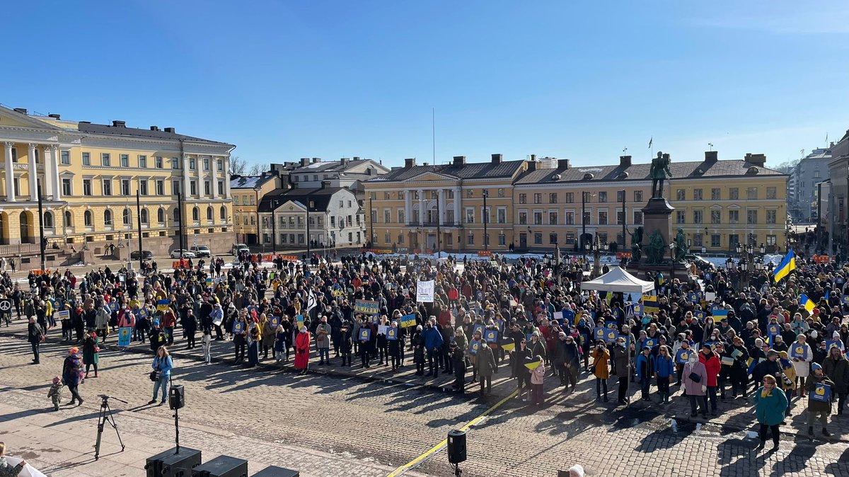 Johtyn's tweet photo. Äidit #rauhanmarssi n taustalla @SusannaMakaroff ja @RRajala. Kiitos kaikille esiintyjille, avustajille, tukijoille ja osallistujille! Mm. @OlgaDibrova1 @Tapiolankuoro @laura_lindstedt @babalybeck, BESS, ANDREI, Tommi Lindgren, Linda Fredriksson, Jarmo Saari. #MothersForPeace https://t.co/PV3zqaQv5X